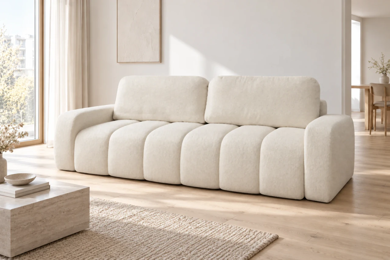 Sofa IBIZA. IBIZA przy prostokątnym oknie, obok stolika i jasnego dywanu. Wizualizacja; kod tkaniny niepotwierdzony.