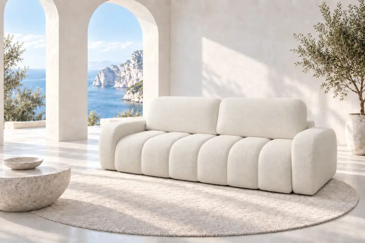 Sofa IBIZA. Obłe segmenty IBIZY na jasnym dywanie. Światło z wysokich łukowych okien podkreśla fakturę bouclé. Wizualizacja; kod tkaniny niepotwierdzony.
