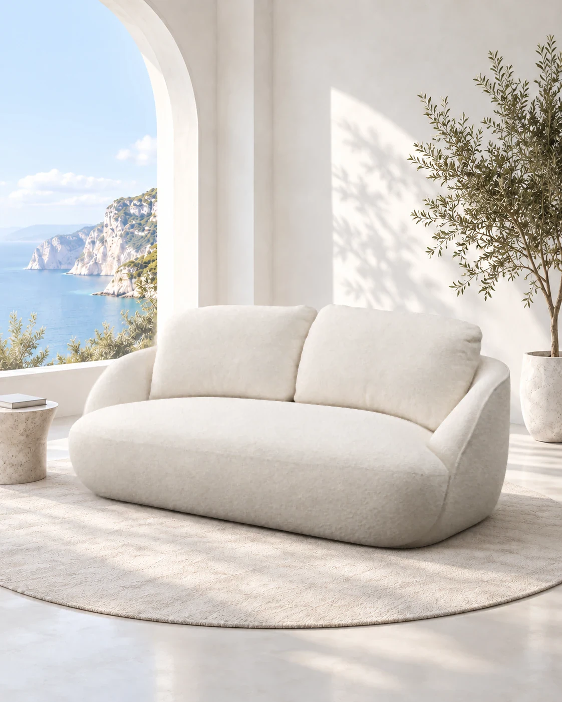 Sofa ALPINE. Owalna sofa ALPINE w jasnym wnętrzu z łukowym oknem. Wizualizacja; kod tkaniny niepotwierdzony.