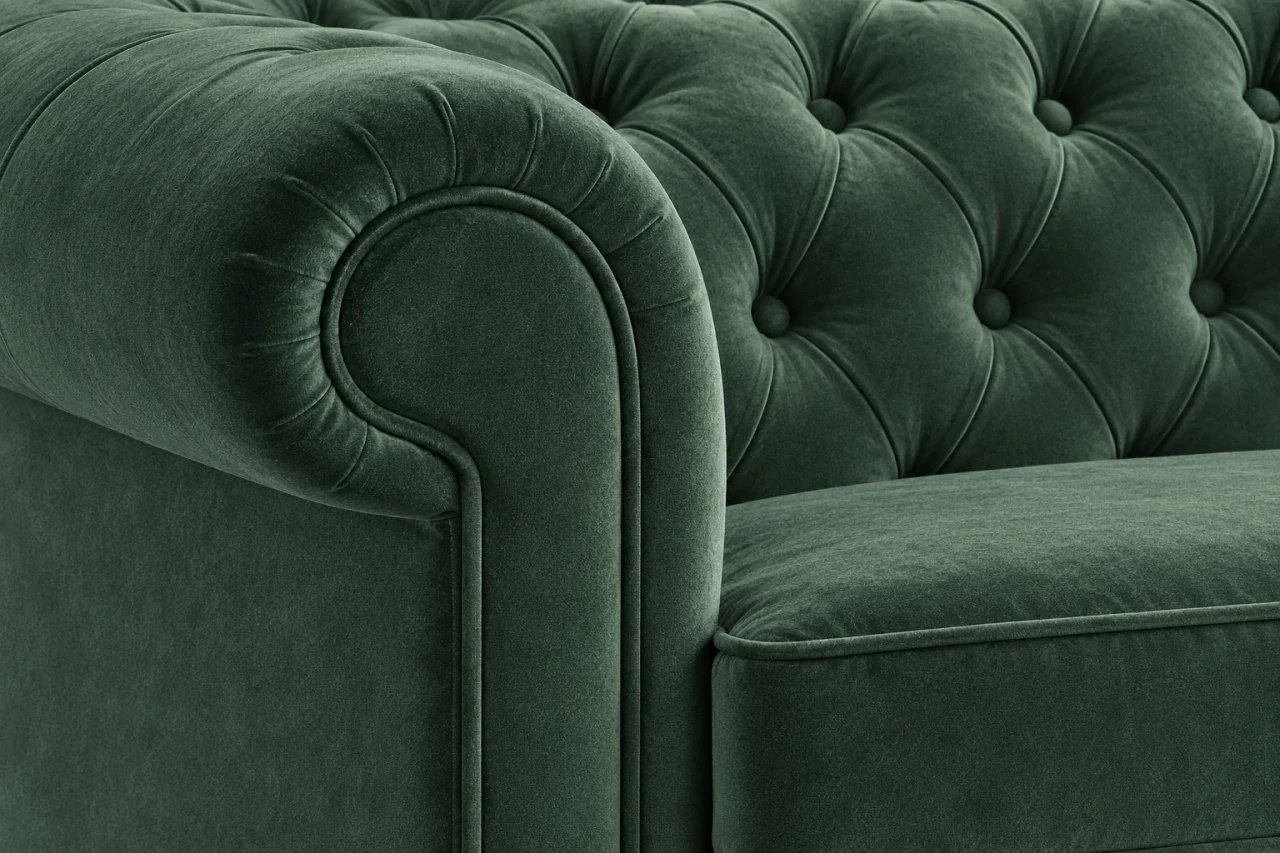 Sofa CHESTERFIELD 2-osobowa w zielonym welurze, zbliżenie pikowania i zwiniętego podłokietnika