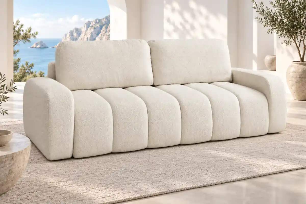 Sofa IBIZA. Jasne bouclé i sofa IBIZA w spokojnej aranżacji salonu. Naturalne światło podkreśla kształt sofy. Wizualizacja; kod tkaniny niepotwierdzony.