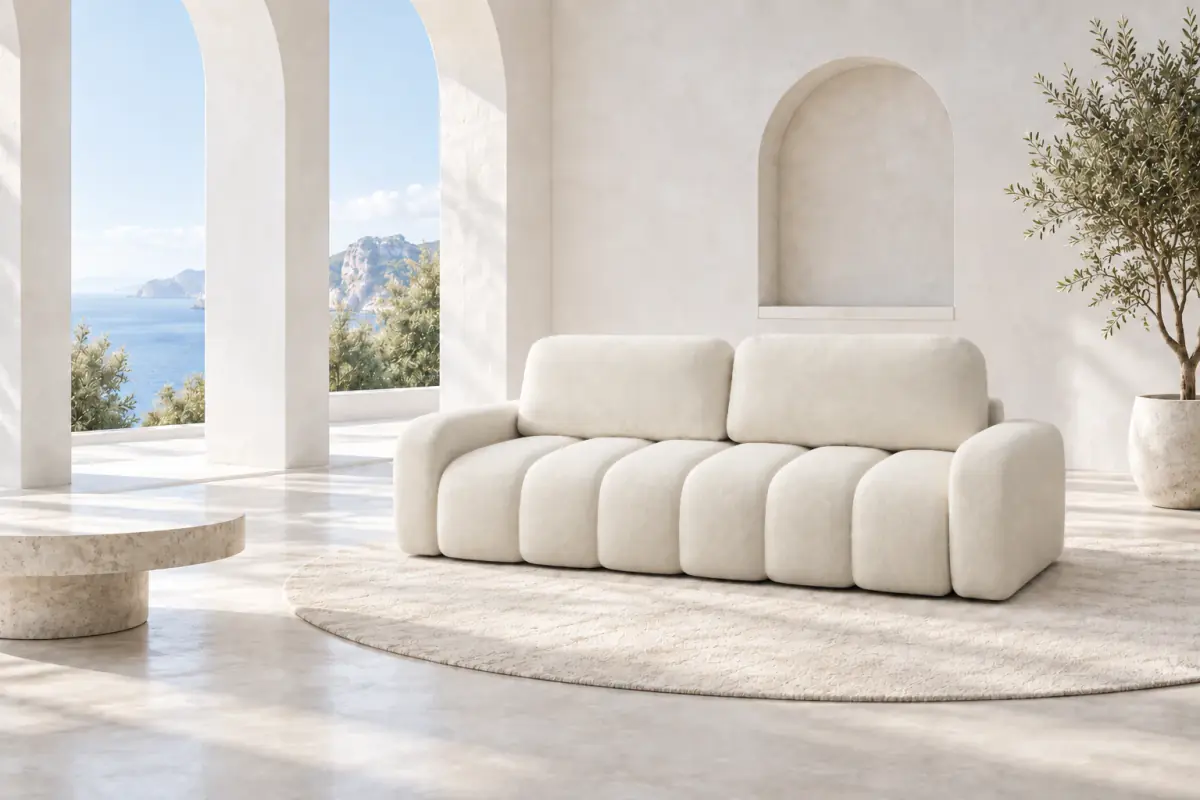 Sofa IBIZA. Jasne bouclé i sofa IBIZA w spokojnej aranżacji salonu. Naturalne światło podkreśla kształt sofy. Wizualizacja; kod tkaniny niepotwierdzony.