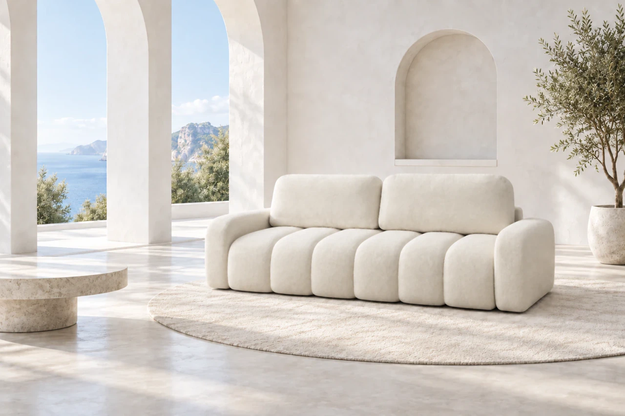 Sofa IBIZA. Jasne bouclé i sofa IBIZA w spokojnej aranżacji salonu. Naturalne światło podkreśla kształt sofy. Wizualizacja; kod tkaniny niepotwierdzony.