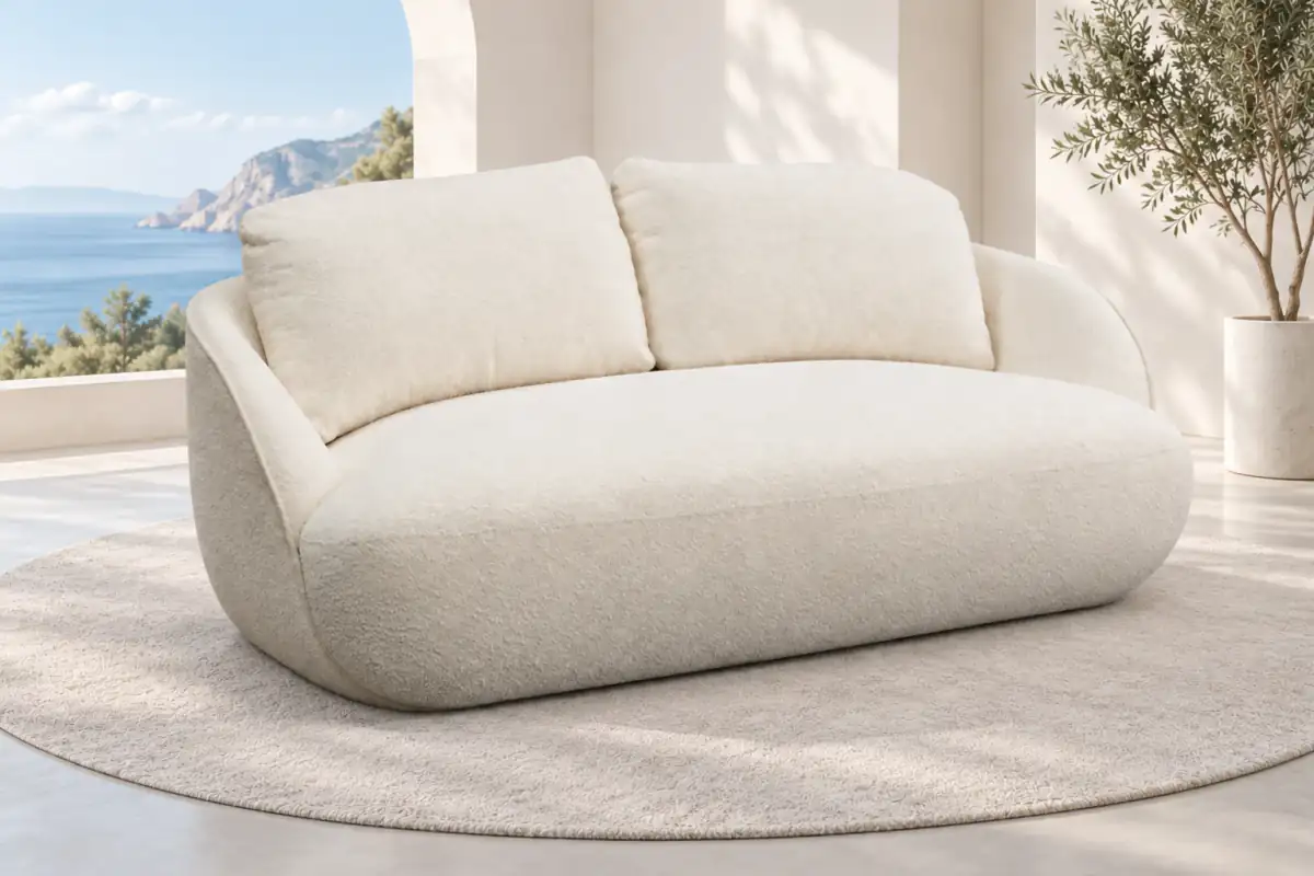 Sofa ALPINE. Jasne bouclé i sofa ALPINE w spokojnej aranżacji salonu. Naturalne światło podkreśla kształt sofy. Wizualizacja; kod tkaniny niepotwierdzony.